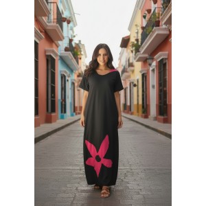 Φόρεμα μακρύ, σε άλφα γραμμή, μήκος από ώμο 135εκ.,με κουκούλα σε μαύρο χρώμα με φούξια εσωτερικά, βαμβάκι 100%, Κοντό μανίκι με σχέδιο Φούξια Λουλούδι μπροστά και πίσω