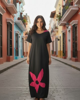 Φόρεμα μακρύ, σε άλφα γραμμή, μήκος από ώμο 135εκ.,με κουκούλα σε μαύρο χρώμα με φούξια εσωτερικά, βαμβάκι 100%, Κοντό μανίκι με σχέδιο Φούξια Λουλούδι μπροστά και πίσω