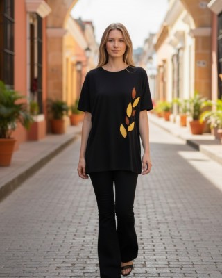 Mπλούζα μαύρη, με κοντό μανίκι, χαμόγελο λαιμόκοψη, ύφασμα μπλούζας βαμβάκι 100%, μήκος από ώμο 70εκ., με σχέδιο φυλλαράκια