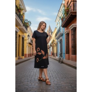 Φόρεμα midi , μήκος από τον ώμο 92εκ., στρόγγυλη λαιμόκοψη, άνετο και δροσερό βαμβάκι 100%, κοντό μανίκι, με σχέδιο μπροστά το λουλούδι και άνοιγμα στην πλάτη που την διακοσμεούν δύο φύλα