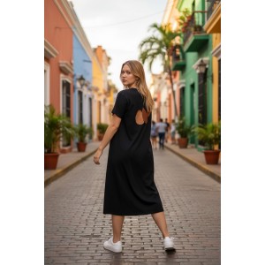 Φόρεμα midi , μήκος από τον ώμο 92εκ., στρόγγυλη λαιμόκοψη, άνετο και δροσερό βαμβάκι 100%, κοντό μανίκι, με σχέδιο μπροστά το λουλούδι και άνοιγμα στην πλάτη που την διακοσμεούν δύο φύλα