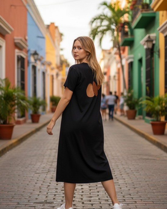 Φόρεμα midi , μήκος από τον ώμο 92εκ., στρόγγυλη λαιμόκοψη, άνετο και δροσερό βαμβάκι 100%, κοντό μανίκι, με σχέδιο μπροστά το λουλούδι και άνοιγμα στην πλάτη που την διακοσμεούν δύο φύλα