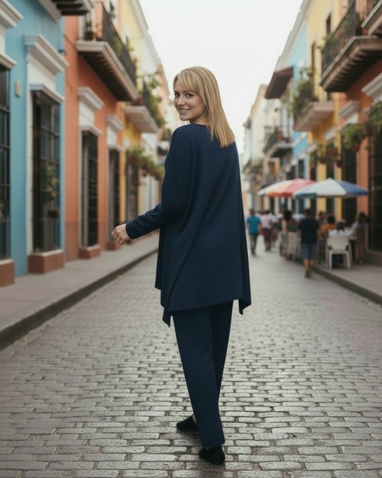 Μπλουζοφόρεμα μαύρο ή μπλε σκούρο , με στρόγγυλη λαιμόκοψη, μήκος από τον ώμο 70εκ., με τσέπη σε χακί χρώμα,  βαμβάκι 95% ελασταν 5%,  μικρά πλαϊνά ανοίγματα στο τελείωμα, με σχέδιο μπορντό γάτα 