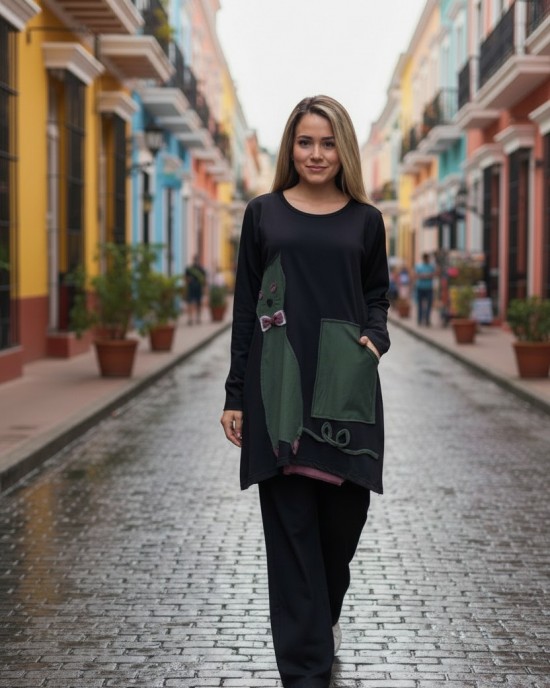 Μπλουζοφόρεμα μαύρο, με χακί τσέπη τσέπη, με στρόγγυλη λαιμόκοψη, βαμβάκι 95% ελασταν 5%,  μικρά πλαϊνά ανοίγματα στο τελείωμα, μήκος 70εκ. ,με σχέδιο  Γάτα σε χρώμα χακί 