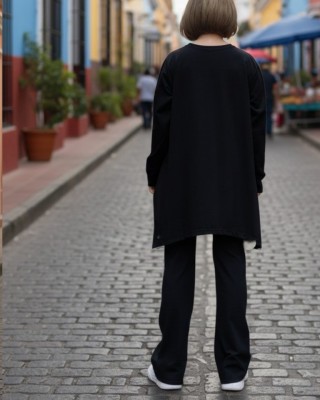 Μπλουζοφόρεμα μαύρο, με χακί τσέπη τσέπη, με στρόγγυλη λαιμόκοψη, βαμβάκι 95% ελασταν 5%,  μικρά πλαϊνά ανοίγματα στο τελείωμα, μήκος 70εκ. ,με σχέδιο  Γάτα σε χρώμα χακί 