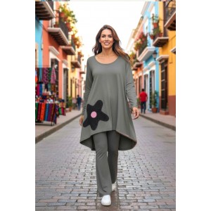 Mπλουζοφόρεμα Ασύμμετρο γκρι σκούρο ή γκρι ανοιχτό, μήκος 80εκ μπροστινό μέρος και πίσω μέρος 90εκ., με μακρύ μανίκι, με στρόγγυλη λαιμόκοψη Βαμβάκι 95% ελαστάν 5%, με σχέδιο  Τζιν λουλούδι