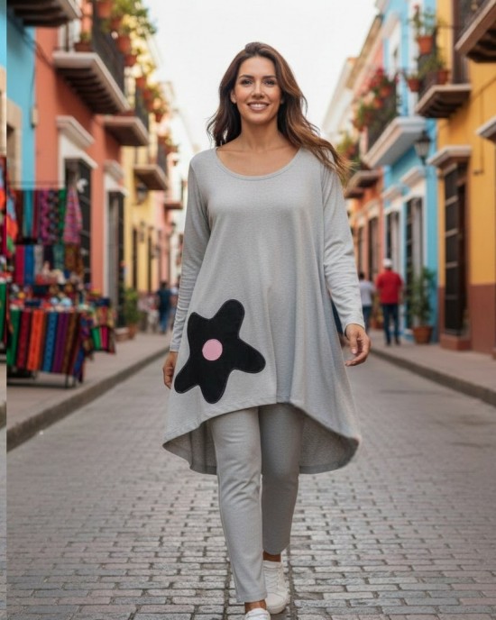 Mπλουζοφόρεμα Ασύμμετρο γκρι σκούρο ή γκρι ανοιχτό, μήκος 80εκ μπροστινό μέρος και πίσω μέρος 90εκ., με μακρύ μανίκι, με στρόγγυλη λαιμόκοψη Βαμβάκι 95% ελαστάν 5%, με σχέδιο  Τζιν λουλούδι