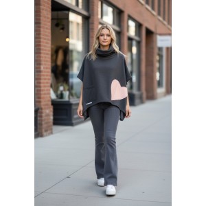 Πόντσο, χρώμα γκρι σκούρο, φούτερ με χνούδι, χουχουλιάρικο, άνετο,  με τσέπη και λαιμό, σύνθεση υφάσματος  μπλούζας βαμβάκι 95% ελαστάν 5%  σχέδιο Ροζ Καρδιά