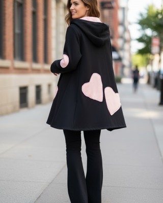 Ασύμμετρο Πανωφόρι Midi, μήκος 100εκ, μαύρο, στυλ κάπας μακρύ μανίκι, με Κουκούλα Μαύρη και ροζ εσωτερικά, Άνετο ζεστό, Φούτερ με χνούδι, πλαϊνές τσέπες, ΧΩΡΙΣ φερμουάρ, σχέδιο 2 Ροζ Καρδιές