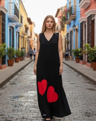 Φόρεμα μακρύ μαύρο ή μπλε σκούρο, μήκος από τον ώμο 135εκ., με v λαιμόκοψη, άνετο και δροσερό βαμβάκι 100%, αμάνικο, με σχέδιο 2 κόκκινες καρδιές μπροστά και μία στην πλάτη