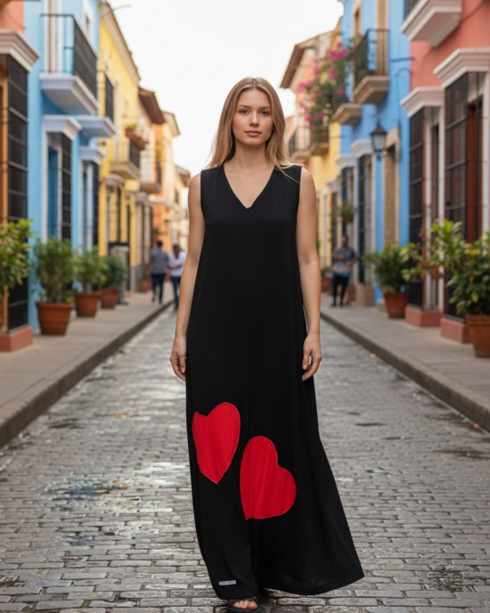 Φόρεμα μακρύ μαύρο ή μπλε σκούρο, μήκος από τον ώμο 135εκ., με v λαιμόκοψη, άνετο και δροσερό βαμβάκι 100%, αμάνικο, με σχέδιο 2 κόκκινες καρδιές μπροστά και μία στην πλάτη