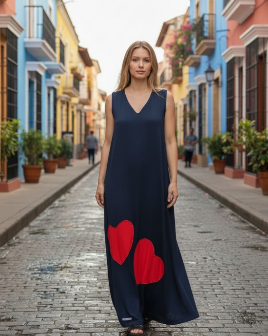 Φόρεμα μακρύ μαύρο ή μπλε σκούρο, μήκος από τον ώμο 135εκ., με v λαιμόκοψη, άνετο και δροσερό βαμβάκι 100%, αμάνικο, με σχέδιο 2 κόκκινες καρδιές μπροστά και μία στην πλάτη