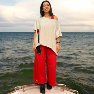 Σαλοπέτα κόκκινη, ίσια χαλαρή γραμμή, δένει με κορδονάκια στο επάνω μέρος, για κάθε εποχή, σύνθεση υφάσματος Βαμβάκι 100%, με σχέδιο το σπιτάκι 