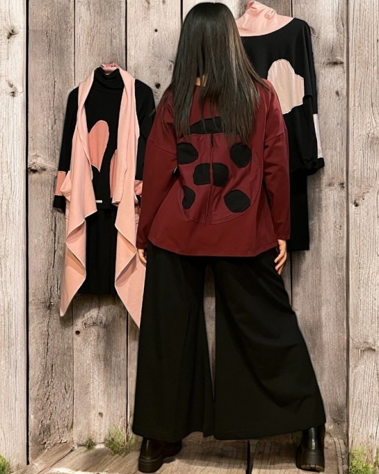 Παντελόνα  CROP, σύνθεση υφάσματος Βαμβάκι 100%, μήκος λίγο πιο πάνω από τον αστράγαλο,  μαύρη σε Α γραμμή με μπάσκα στην Μέση 