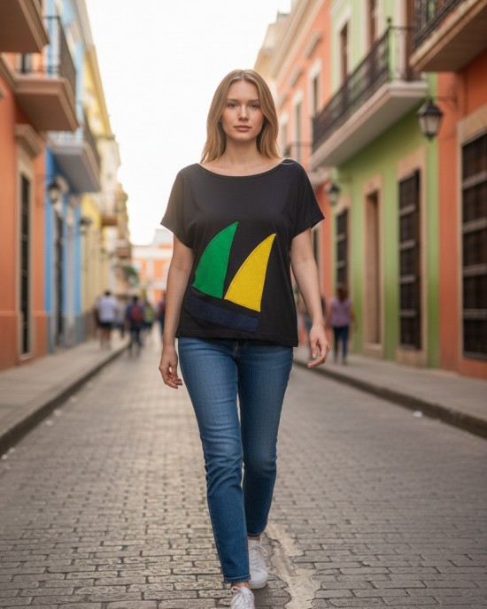 Mπλούζα σε χρώμα μπλε σκόυρο ή  μαύρο, με κοντό μανίκι, χαμόγελο λαιμόκοψη, ύφασμα μπλούζας βαμβάκι 100%, μήκος από ώμο 65εκ., με σχέδιο το καραβάκι