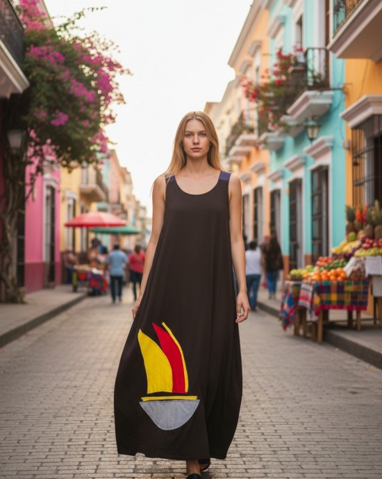  Φόρεμα μακρύ, αμάνικο, με τζιν τιράντες, μήκος από τον ώμο 130εκ., άνετο και δροσερό βαμβάκι 100%, με σχέδιο το πολύχρωμο καραβάκι 