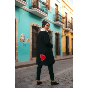 Mπλουζοφόρεμα Ασύμμετρο, με μακρύ μανίκι και λευκό λαιμό. Άνετη εφαρμογή με μήκος 80εκ. μπροστά και 90εκ. πίσω. Βαμβάκι 95% και ελαστάν 5%. Διατίθεται και χωρίς λαιμό, με σχέδιο «Οι κόκκινες καρδιές».