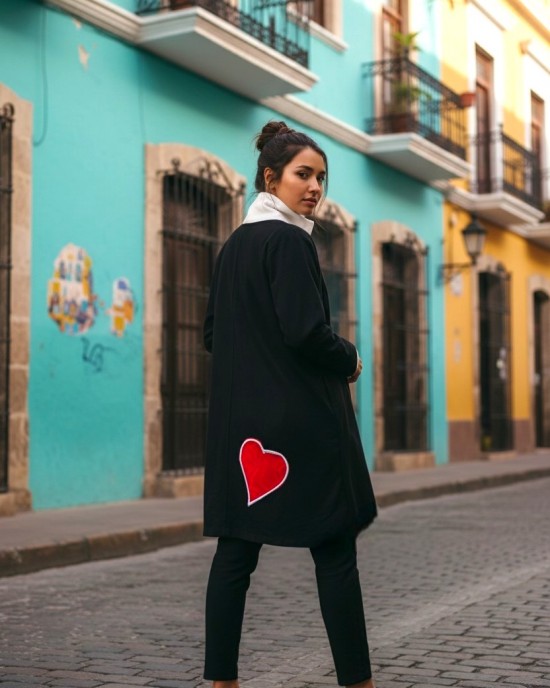 Mπλουζοφόρεμα Ασύμμετρο, με μακρύ μανίκι και λευκό λαιμό. Άνετη εφαρμογή με μήκος 80εκ. μπροστά και 90εκ. πίσω. Βαμβάκι 95% και ελαστάν 5%. Διατίθεται και χωρίς λαιμό, με σχέδιο «Οι κόκκινες καρδιές».