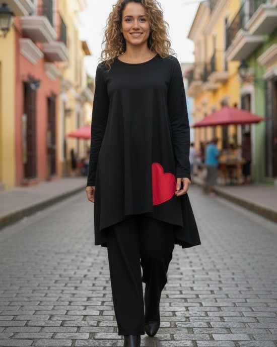 Mπλουζοφόρεμα Ασύμμετρο μα΄ύρο ,  μήκος 80εκ μπροστινό μέρος και πίσω μέρος 90εκ., με μακρύ μανίκι, Βαμβάκι 95% ελαστάν 5%, με σχέδιο  κόκκινη  Καρδιά