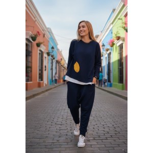 Μπλούζα Μαύρη ΄ή μπλε σκούρη, με μακρύ μανίκι, με φάσα λευκή στο τελείωμα , ύφασμα μπλούζας βαμβάκι 95% ελαστάν 5%, μήκος 65εκ. κίτρινο σχεδιάκι 