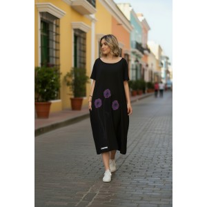 Φόρεμα midi μπαλούν, χρώμα μαύρο, στρόγγυλη λαιμόκοψη, με κοντό μανίκι, μήκος 120εκ από ώμο, Βαμβάκι 100%, Σχέδιο μωβ λουλουδάκια