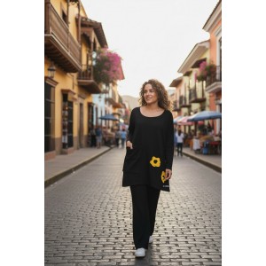 Μπλουζοφόρεμα μαύρο,  στρόγγυλη λαιμόκοψη, μήκος 70εκ. από ώμοβαμβάκι 95% ελασταν 5%, με τσέπη, μικρά πλαϊνά ανοίγματα στο τελείωμα, σχέδιο κίτρινες Μαργαρίτες