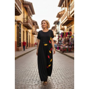 Minimal μπροστά, μοναδικό στο πλάι. Μακρύ μαύρο φόρεμα με πολύχρωμο σχέδιο φύλλων που δίνει χαρακτήρα και κομψότητα σε κάθε εμφάνιση.Βαμβάκι 100% Μήκος από ώμο 135εκ.