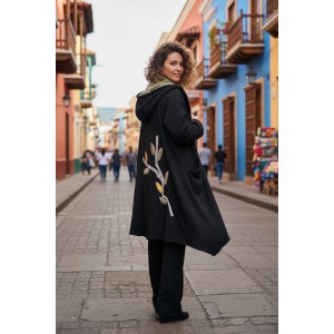 Πανωφόρι Midi, μαύρο ασύμμετρο, σε στυλ κάπας με μανίκι,  με Κουκούλα το εσωτερικό της σε χρώμα natural, Άνετο ζεστό, Φούτερ με χνούδι, με πλαϊνές τσέπες, ΧΩΡΙΣ φερμουάρ, σχέδιο ¨Κλαδιά με φυλλαράκια¨