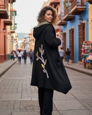 Πανωφόρι Midi, μαύρο ασύμμετρο, σε στυλ κάπας με μανίκι,  με Κουκούλα το εσωτερικό της σε χρώμα natural, Άνετο ζεστό, Φούτερ με χνούδι, με πλαϊνές τσέπες, ΧΩΡΙΣ φερμουάρ, σχέδιο ¨Κλαδιά με φυλλαράκια¨