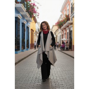 Αμάνικη Ζακέτα σε χρώμα  γκρι ανοιχτό .Άνετο ζεστό, Φούτερ με χνούδι,  Βαμβάκι95% ελαστάν 5%, πλαϊνές τσέπες, σχέδιο Φθινοπωρινό Τοπίο