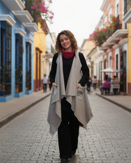 Αμάνικη Ζακέτα σε χρώμα  γκρι ανοιχτό .Άνετο ζεστό, Φούτερ με χνούδι,  Βαμβάκι95% ελαστάν 5%, πλαϊνές τσέπες, σχέδιο Φθινοπωρινό Τοπίο