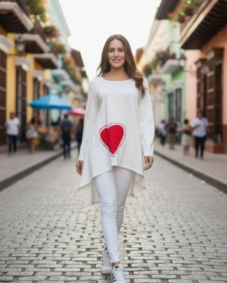 Μπλουζοφόρεμα ασύμμετρο, χρώμα λευκό, με στρόγγυλη λαιμόκοψη, με ουρά, μακρύ μανίκι, μήκος 70εκ μπροστινό μέρος και πίσω μέρος 80εκ.,ύφασμα Βαμβάκι100% ελαστάν , σχέδιο κόκκινη καρδιά 