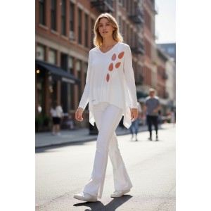 Μπλούζα με μακρύ μανίκι , ασύμμετρη, με V λαιμόκοψη, ανοίγματα στο πλάι, βαμβάκι 100% , με μύτες στο τελείωμα, μήκος 65εκ., με σχεδιο Ροζ Φύλλα