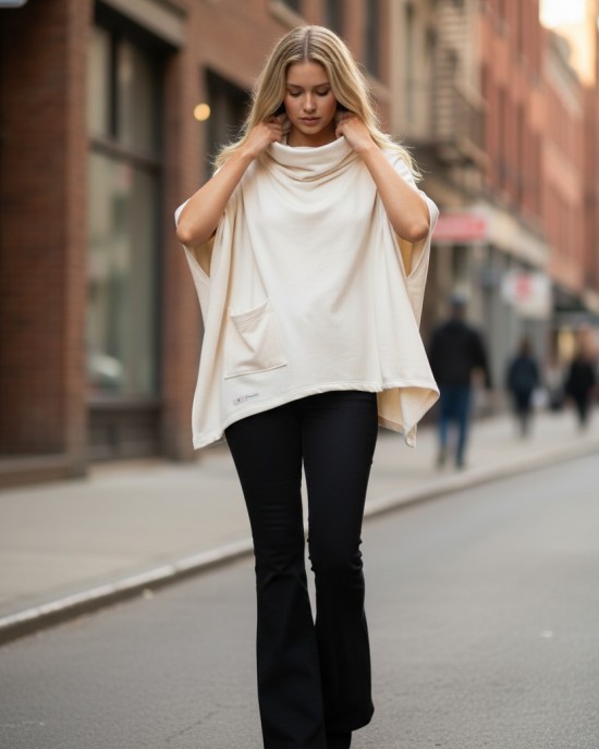 Πόντσο, χρώμα λευκό φούτερ με χνούδι, χουχουλιάρικο, με τσέπη και λαιμό