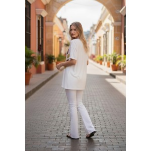 Mπλούζα λευκή, με κοντό μανίκι, χαμόγελο λαιμόκοψη, ύφασμα μπλούζας βαμβάκι 100%, μήκος από ώμο 70εκ., με σχέδιο φυλλαράκια