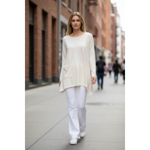 Μπλουζοφόρεμα λευκό ή μαύρο στρόγγυλη λαιμόκοψη,  μικρά πλαϊνά ανοίγματα στο τελείωμα, με τσέπη