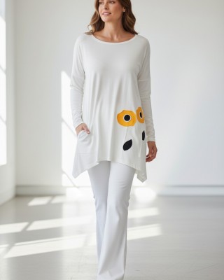 Μπλουζοφόρεμα Λευκό, στρόγγυλη λαιμόκοψη, βαμβάκι 95% ελαστάν 5%, μικρά πλαϊνά ανοίγματα στο τελείωμα, με σχέδιο τα κίτρινα λουλουδάκια