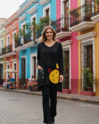 Μπλουζοφόρεμα μαύρο V λαιμόκοψη , βαμβάκι 95% ελασταν 5%, μικρά πλαϊνά ανοίγματα στο τελείωμα, μήκος 70εκ.,τσέπη κυπαρισσί, σχέδιο ο Μικρός πρίγκιπας 