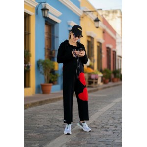 Σαλοπέτα μαύρη, ίσια χαλαρή γραμμή,  με κορδονάκια στο επάνω μέρος, για κάθε εποχή, σύνθεση υφάσματος Βαμβάκι 100%, με σχέδιο 2 κόκκινες καρδιές μπροστά 