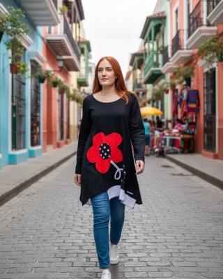 Μπλουζοφόρεμα μαύρο, λευκή φάσα στο τελείωμα, στρόγγυλη λαιμόκοψη, μήκος 70εκ. από ώμοβαμβάκι 95% ελασταν 5%,  μικρά πλαϊνά ανοίγματα στο τελείωμα, σχέδιο Κόκκινη Μαργαρίτα 