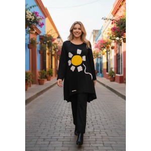 Μπλουζοφόρεμα ασύμμετρο, χρώμα μαύρο, με στρόγγυλη λαιμόκοψη, μακρύ μανίκι, μήκος 80εκ μπροστινό μέρος και πίσω μέρος 90εκ.,ύφασμα Βαμβάκι95% ελαστάν 5%   κίτρινη μαργαρίτα