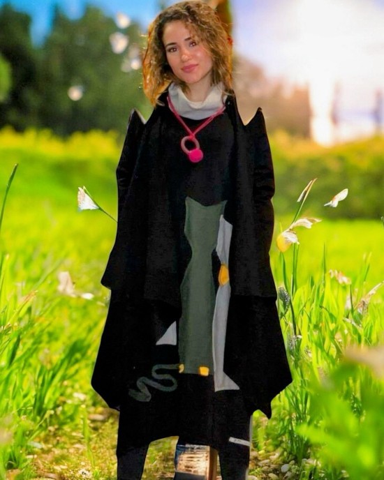 Πανωφόρι Midi, μαύρο ασύμμετρο, σε στυλ κάπας με μανίκι, Χειροποίητο με αγάπη, με Κουκούλα, Άνετο ζεστό, Φούτερ με χνούδι, με πλαϊνές τσέπες, ΧΩΡΙΣ φερμουάρ, σχέδιο ¨Αγαπημένες Γάτες ¨