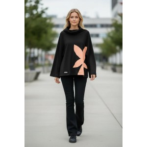 Μπλούζα μαύρη, με μακρύ άνετο ρεγκλάν Μανίκι με ντραπέ λαιμό, μήκος 65εκ, ύφασμα βαμβάκι 95% ελαστάν 5% , Ροζ λουλούδι