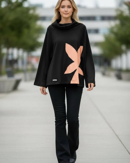 Μπλούζα μαύρη, με μακρύ άνετο ρεγκλάν Μανίκι με ντραπέ λαιμό, μήκος 65εκ, ύφασμα βαμβάκι 95% ελαστάν 5% , Ροζ λουλούδι