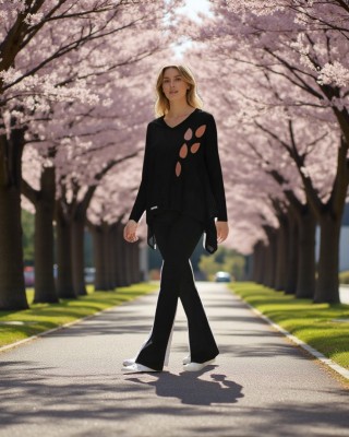 Μπλούζα με μακρύ μανίκι , ασύμμετρη, με V λαιμόκοψη, με μύτες στο τελείωμα, ανοίγματα στο πλάι βαμβάκι 95% ελασταν5%, μήκος 65εκ., με σχεδιο Ροζ Φύλλα