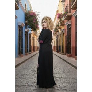 Φόρεμα μαύρο Μακρύ, με μακρύ μανίκι, με στρόγγυλη λαιμόκοψη, βαμβάκι95% ελαστάν5% , μήκος 135εκ., με σχέδιο μωβ λουλούδια