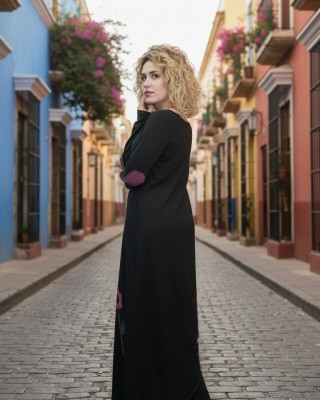 Φόρεμα μαύρο Μακρύ, με μακρύ μανίκι, με στρόγγυλη λαιμόκοψη, βαμβάκι95% ελαστάν5% , μήκος 135εκ., με σχέδιο μωβ λουλούδια