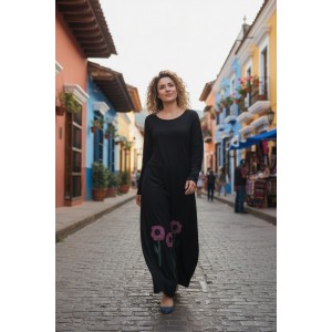 Φόρεμα μαύρο Μακρύ, με μακρύ μανίκι, με στρόγγυλη λαιμόκοψη, βαμβάκι95% ελαστάν5% , μήκος 135εκ., με σχέδιο μωβ λουλούδια