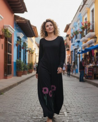 Φόρεμα μαύρο Μακρύ, με μακρύ μανίκι, με στρόγγυλη λαιμόκοψη, βαμβάκι95% ελαστάν5% , μήκος 135εκ., με σχέδιο μωβ λουλούδια