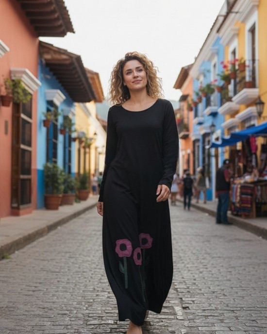 Φόρεμα μαύρο Μακρύ, με μακρύ μανίκι, με στρόγγυλη λαιμόκοψη, βαμβάκι95% ελαστάν5% , μήκος 135εκ., με σχέδιο μωβ λουλούδια